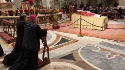 Архиєпископ Мечислав і єпископ Ян на молитві біля тіла Венедикта XVI (фото: rkc.org.ua)