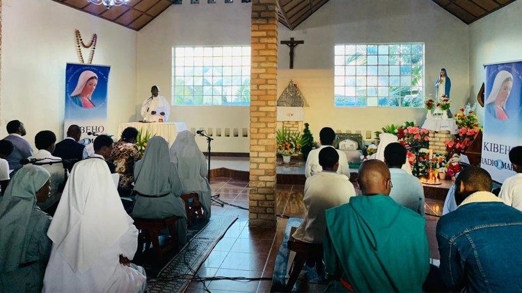 Các tín hữu Công giáo lần chuỗi Mân Côi tại Đền Thánh Kibeho ở Rwanda