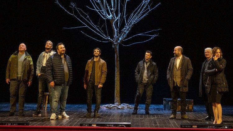 Antonio Albanese e il cast di "Grazie ragazzi" in una scena del film