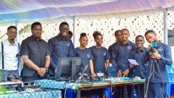 Changamoto kubwa kwa sasa katika ulimwengu wa mawasiliano ya jamii ni kuzagaa kwa habari potofu na za kughushi. 