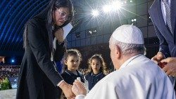 2023.01.27 Zakia Seddiki  wakati wa kusalimiana na Papa Francisko siku ya kutoa ushuhuda juu ya kifo cha mme wake Balozi Luca Attanasio aliyeuawa Goma DRC