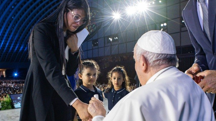 2023.01.27 Zakia Seddiki  wakati wa kusalimiana na Papa Francisko siku ya kutoa ushuhuda juu ya kifo cha mme wake Balozi Luca Attanasio aliyeuawa Goma DRC