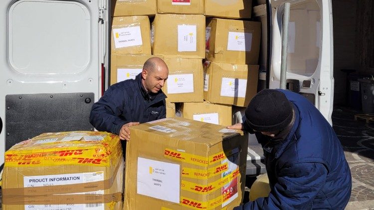 Las camisetas térmicas del Vaticano en el puerto de Nápoles, con destino a Turquía