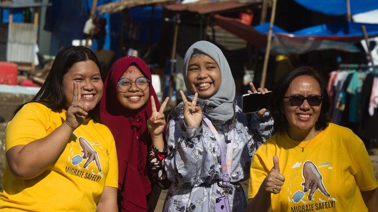 Die Geschäftsführerin des Mindanao Migrants Center, Inorisa Sialana-Elento (rechts im Bild), mit Frauen aus ihrem Team. © Keith Bacongco