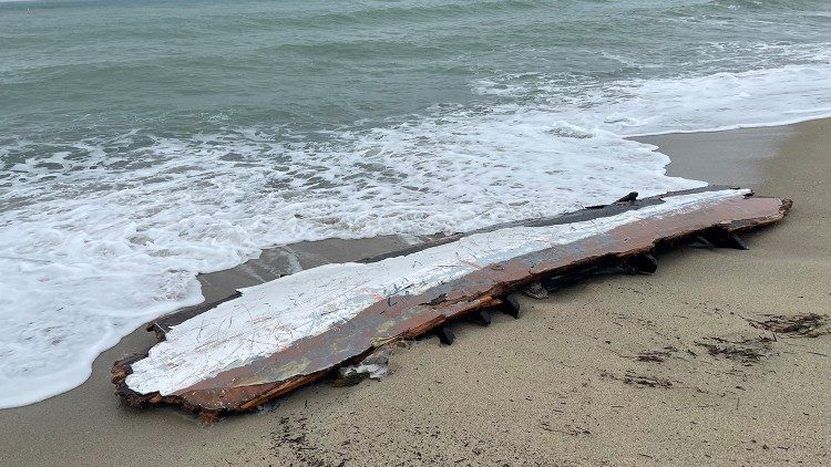 Fragment rozbitej łodzi