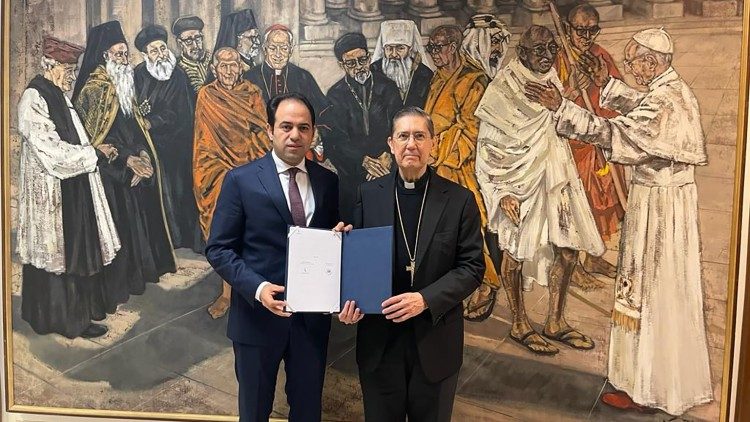 El cardenal Miguel Ángel Ayuso, prefecto del Dicasterio para el Diálogo interreligioso (a la derecha) y el juez Abdelsalam, secretario general del Consejo musulmán de ancianos, organizadores y protagonistas de la Global Faith Summit on Climate Action en Abu Dabi del 6 al 7 de noviembre 