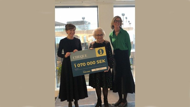 SWEA Internationals hedersordförande Prinsessan Christina Fru Magnuson och ordförande Catarina Hansson lämnar över en check till styrelseordförande i Beredskapslyftet, Malin Leffler vid en ceremoni den 13 mars 2023 i Stockholm. Donationen går till utbildning i det svenska språket för ukraniska flyktingar i Sverige.  