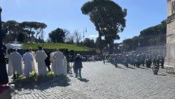 Kardinal de Donatis segnet Autos, Lastwägen und Busse am Konstantinsbogen