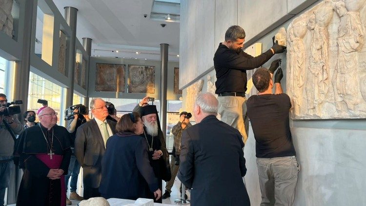 Collocazione di un frammento del fregio, durante la cerimonia ad Atene dei tre frammenti del Partenone donati dal Santo Padre all'Arcivescovo della Chiesa Ortodossa