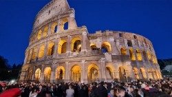 Papa Francisc scrie, pentru prima oară, meditațiile Căii Sfintei Cruci de la Colosseum 