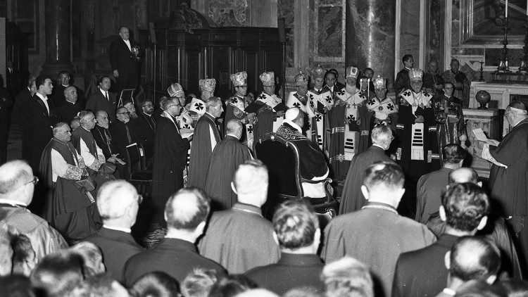 1963.11.25 Concilio Chiusura II Sessione Paolo VI Funz. Onore S. Giosafat