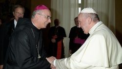 Cirill T. Hortobágyi O.S.B, Erzabt von Pannonhalma (Martinsberg) und Abtpräses der Ungarischen Benediktinerkongregation mit Papst Franziskus im Jahr 2018