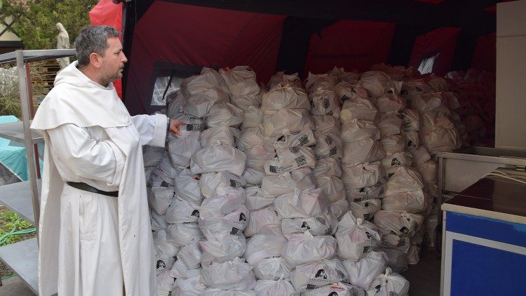 Pacchi di aiuti per i bisognosi a Kherson, in Ucraina