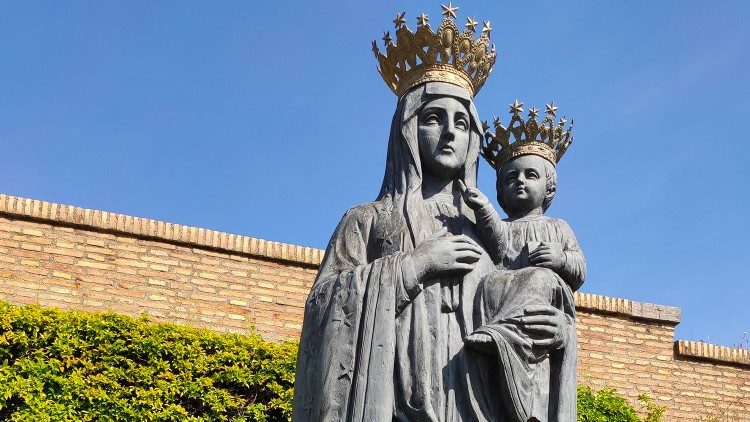 Imagen de la Virgen María en los Jardines Vaticanos 