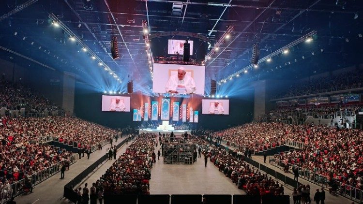 Bei der Jugendbegegnung mit Papst Franziskus in der „Laszlo Papp"-Sport-Arena 