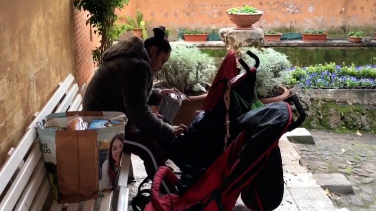 Una mamma in attesa del suo turno nel cortile del Dispensario Santa Marta