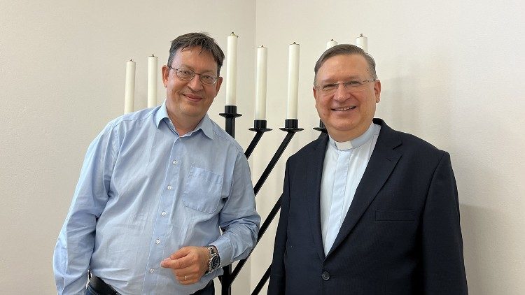 P. Miroslaw Wrobel, Direktor des Heschel-Zentrums, mit unserem Redaktionsleiter Stefan v. Kempis 2023 in Lublin