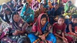 ஒடிசா ஆலயத்தில் செபிக்கும் கிறிஸ்தவ மக்கள் 