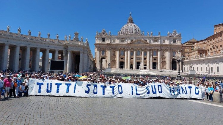 Il manto cucito nel carcere di Trani in piazza San Pietro