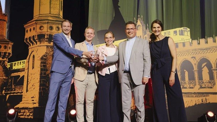 Das YOUPAX-Team in Berlin bei der Preisverleihung mit Maja Weihgold, Leiterin Unternehmenskommunikation der Berliner Verkehrsbetriebe - Foto: Mirella Frangella