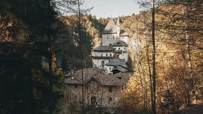 Il santuario di San Romedio in Val di Non (Trento)