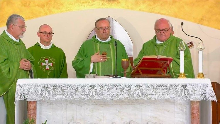 La messa celebrata dal cardinale Montenegro, nella chiesa di san Gerlando a Lampedusa