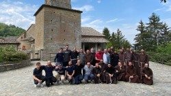 •	Die aktuellen Novizen in Tortona (9 Brüder) und der kommende Jahrgang aus den Postulaten in Lendinara (Provinz Veneto, 10 Postulanten) und Sanluri (Provinz Sardinien, 5 Postulanten) mit einigen Ausbildern bei einem Treffen in Tortona Ende Mai [Bild: Kapuziner]