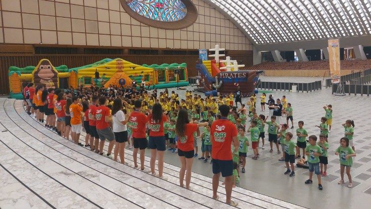Die Kinder in der Audienzhalle
