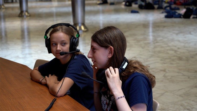Die gr&ouml;&szlig;eren Kinder durften auch an einer Sendung f&uuml;r den italienischen Kanal von Radio Vatikan teilnehmen