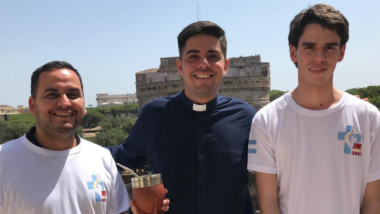 El seminarista Ignacio Loza y los jóvenes Martín Alonzo y Matías Leiva visitaron Radio Vaticana tras el encuentro con el Papa Francisco. 