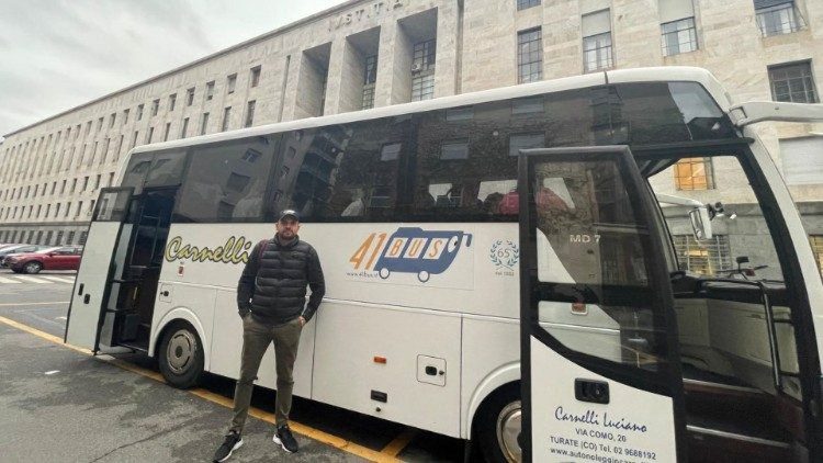 Bruno Palamara con uno dei suoi autobus