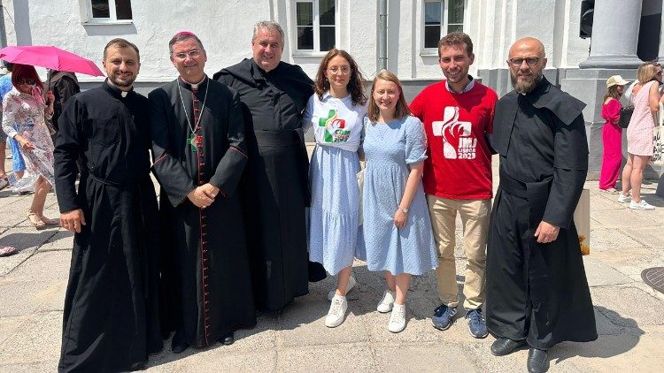 El padre Roman Demush (primero por la izquierda) con monseñor Aguiar (a su lado) y algunos jóvenes, sacerdotes y religiosos durante la visita del organizador de la JMJ en Ucrania