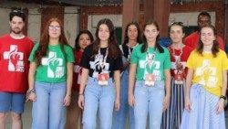 Lea Ocilková (v žltom tričku) v umeleckom súbore Ensemble23 pri príprave SDM