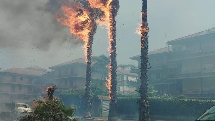 Registro do incêndio de Acireale, na Sicília, em 25 de julho