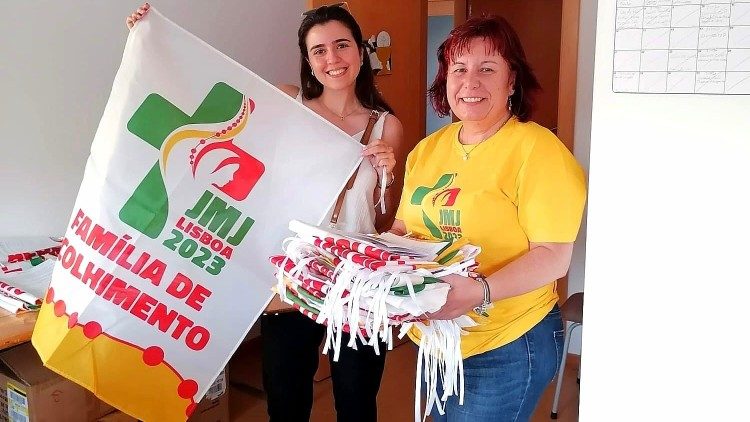 Nella diocesi di Viseu, una giovane donna che ospita pellegrini mostra la bandiera che esporrà sulla  sua finestra