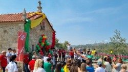 Das Kreuz und die Ikone des Weltjugendtages beim Durchzug in der Diözese Lamego (Archivbild von 2023)