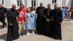 Chiara-Maria Kollmeder (in der Mitte), Volontärin beim WJT in Lissabon, mit Weihbischof Alves Aguiar in der Ukraine