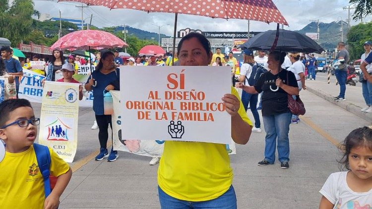 Honduras marcha contra la ideología de género