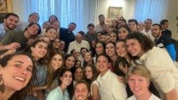 Al terminar la audiencia, los jóvenes del Regnum Christi se tomaron una foto con el Santo Padre.