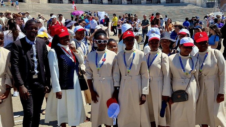 Vijana wengi, mapadre, maaskofu, watawa kike na kiume wako tayari nchini Ureno kuudhuria siku ya vijana duniani.