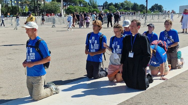 Młodzi pielgrzymi w Fatimie