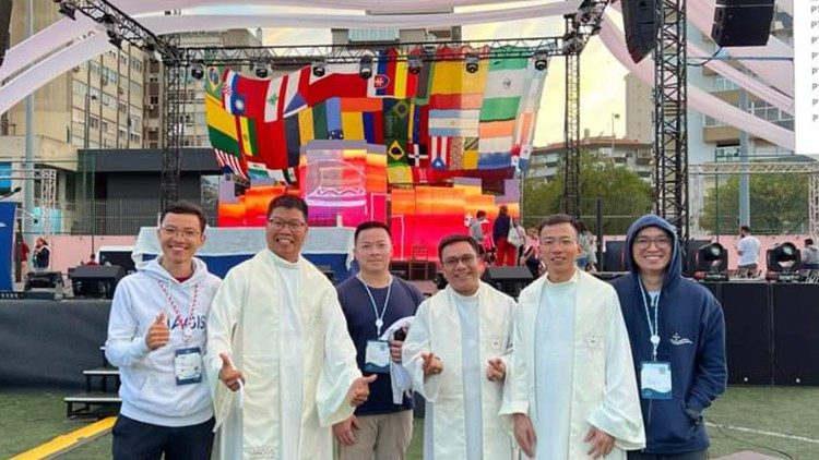 Baadhi ya mapadre  na vijana tayari wako Lisbon.