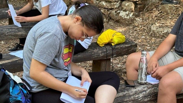 I ragazzi della parrocchia di San Timoteo ad Assisi, mentre scrivono i loro messaggi a Papa Francesco 