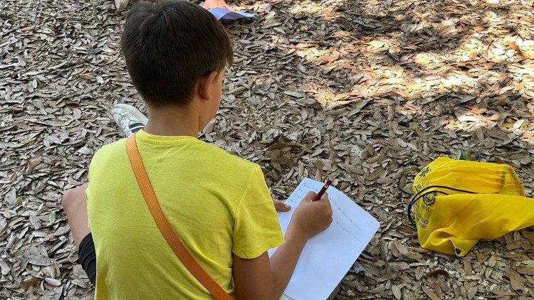 I ragazzi della parrocchia di San Timoteo ad Assisi, mentre scrivono i loro messaggi a Papa Francesco 