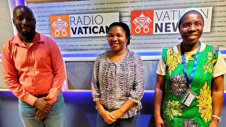 2023.07.31:Denis A. Mwalongo na Lidia Mhoro wote wawili ni wanafunzi wa shahada ya Udaktari kutoka Tanzania. walipotembelea Studio za Radio Vatican.
