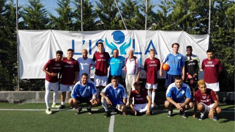 Una formazione calcio di Isola solidale