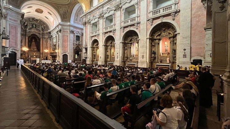 Українська молодь під час катехизи в Лісабоні