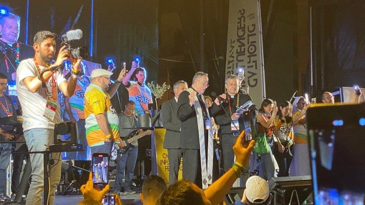 Cardinal Maradiaga blesses young Catholic influencers at the WYD event