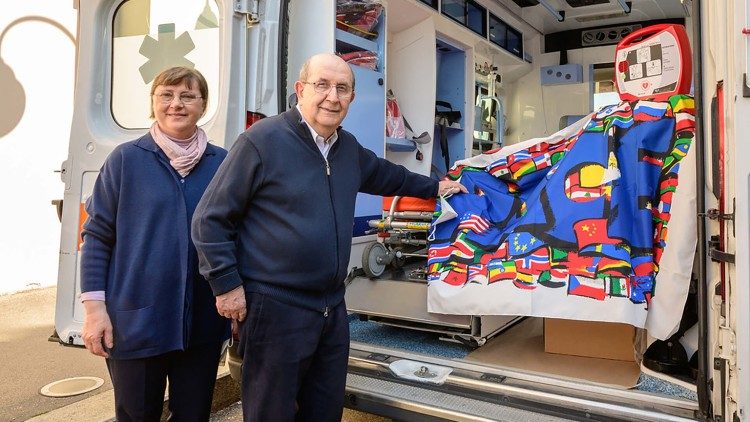 El fundador del Arsenal de la Paz, Ernesto Olivero, con Rosanna Tabasso, presidenta del Sermig