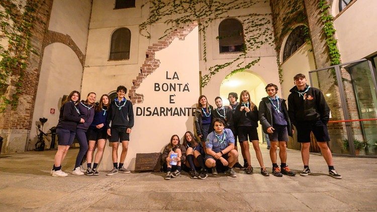 Un grupo de scouts frente a la entrada del Arsenal de la Paz
